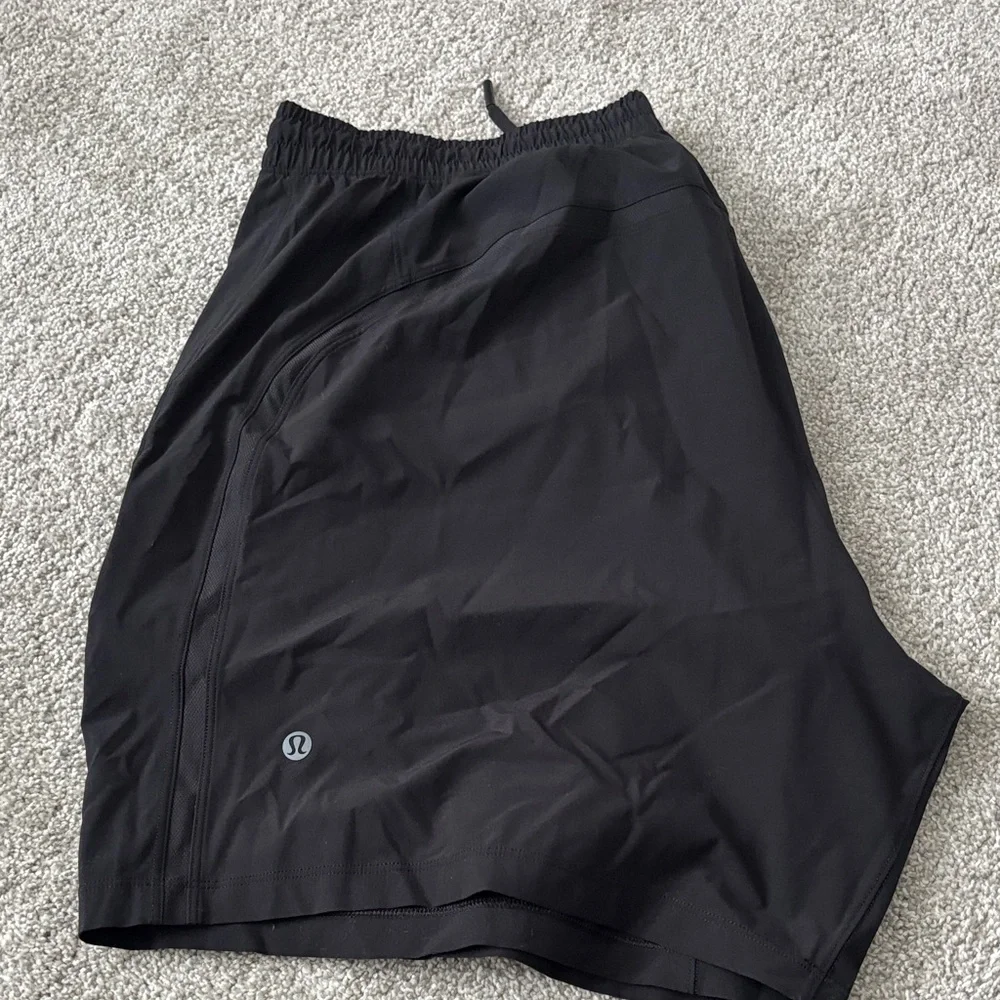lululemon athletica Men's Black Athletic Shorts - Picture 6 of 6